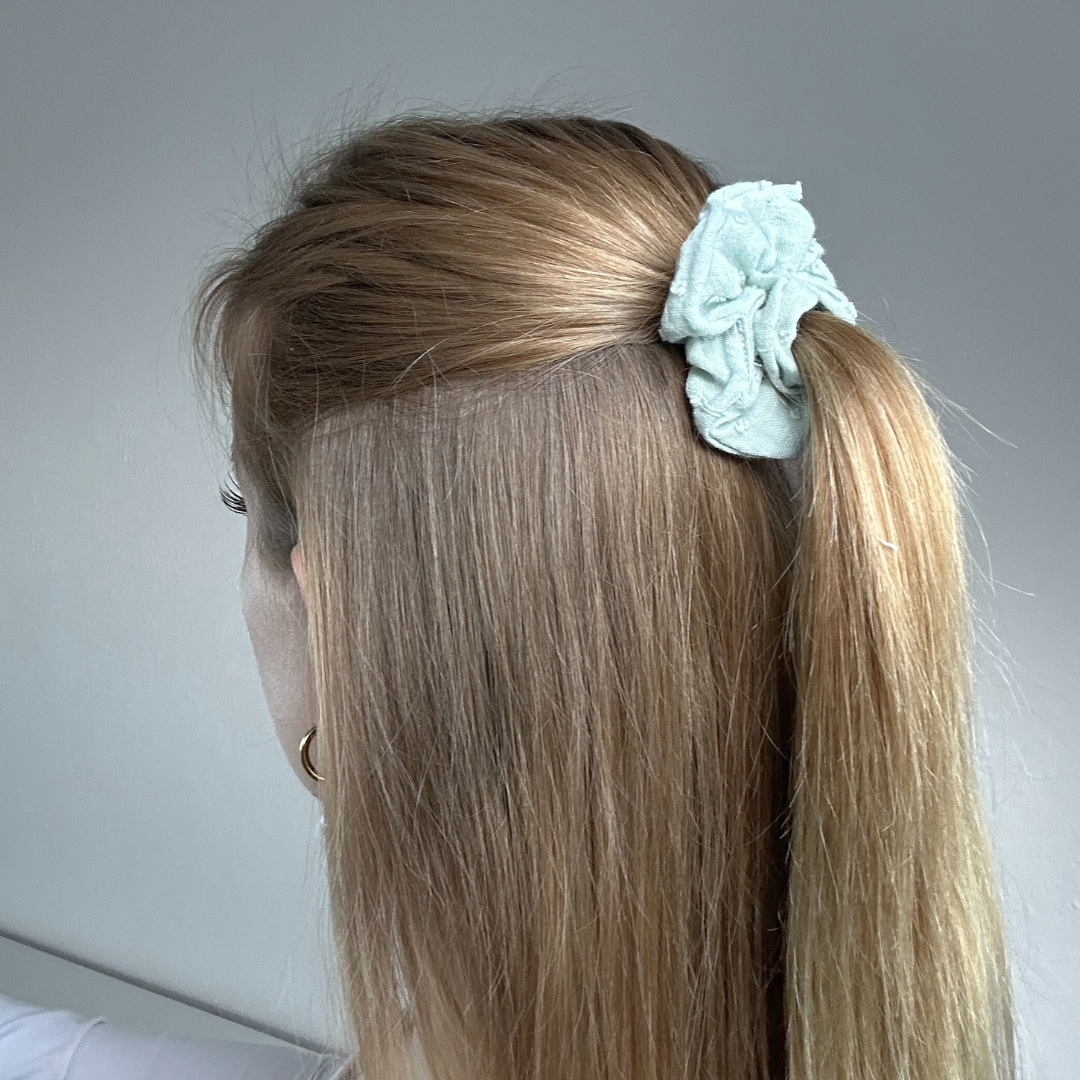 Mint Scrunchie im Haar