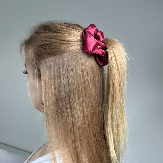 Bordeaux Scrunchie im Haar