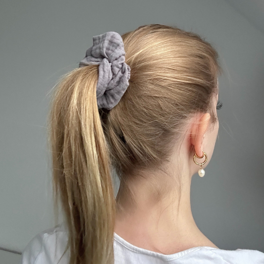 Getragener Musselin Grau Scrunchie