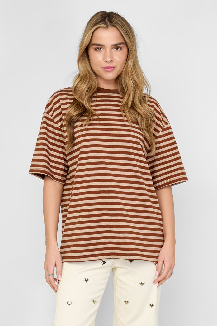 Das bunt gestreifte T-Shirt