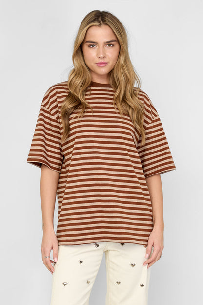 Das bunt gestreifte T-Shirt