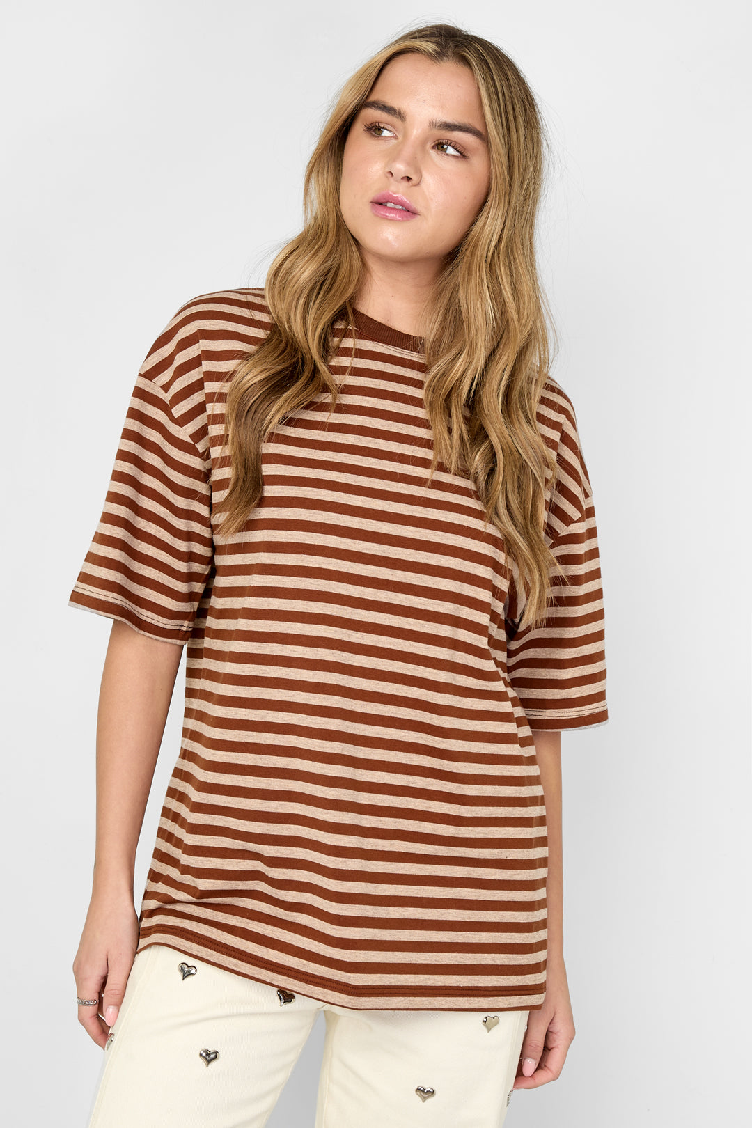 Das bunt gestreifte T-Shirt