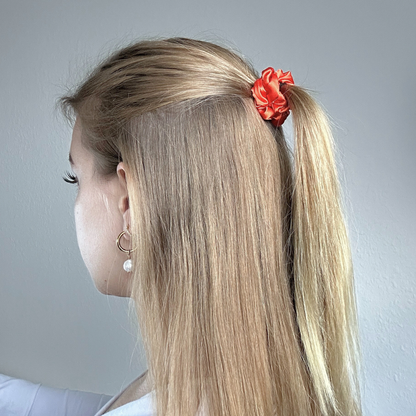 Mini Scrunchie Orange im Haar