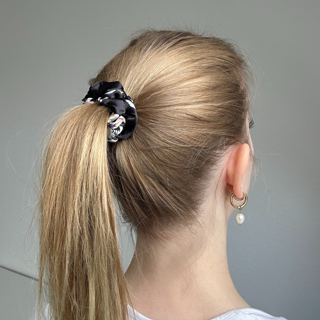 Getragener Scrunchie Black Blossom