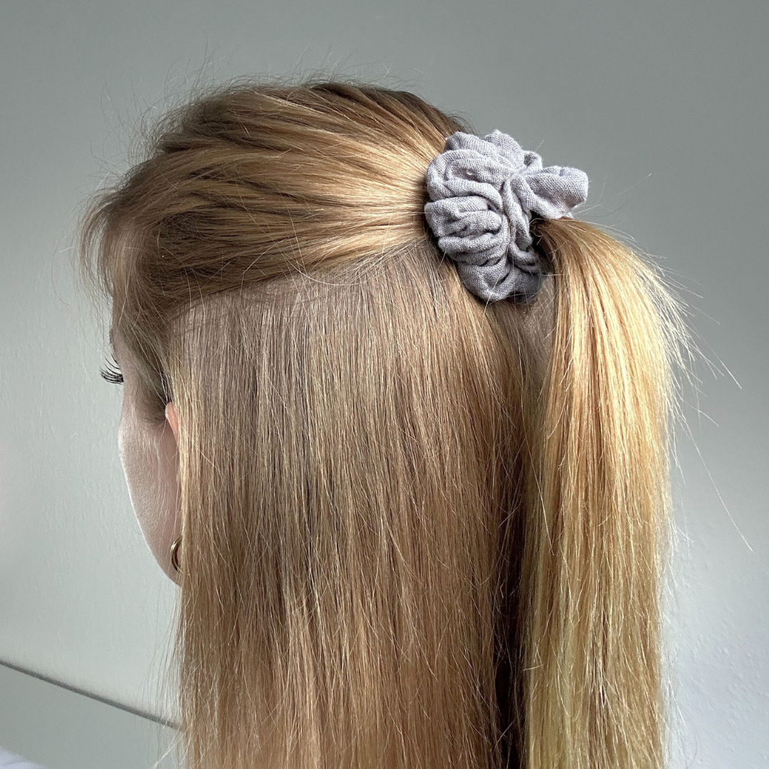 Getragener Mini Scrunchie Musselin Grau