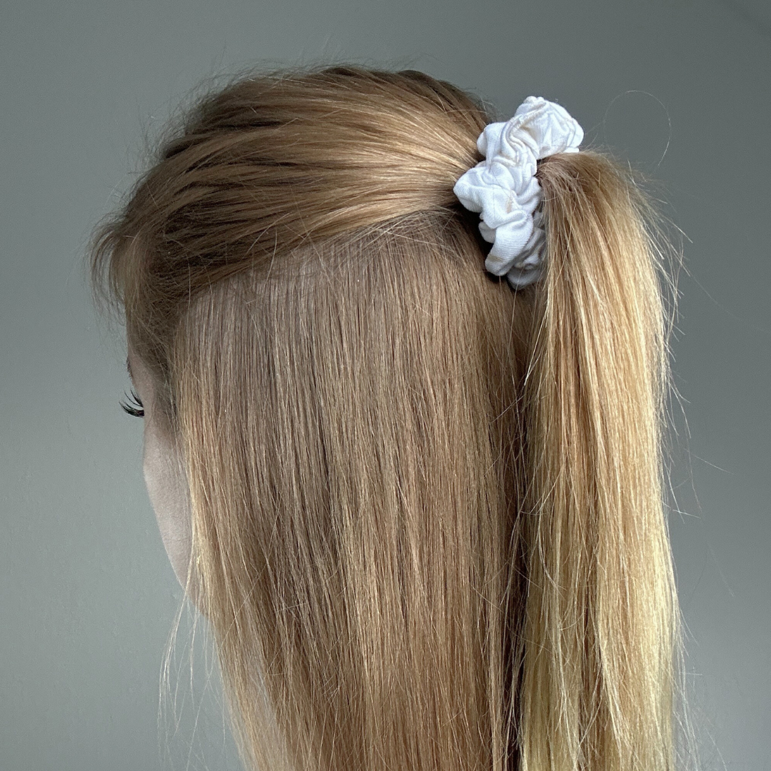 Scrunchie im Haar Golden Veins