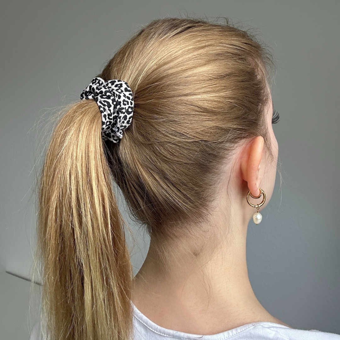 Leopard Scrunchie im Haar