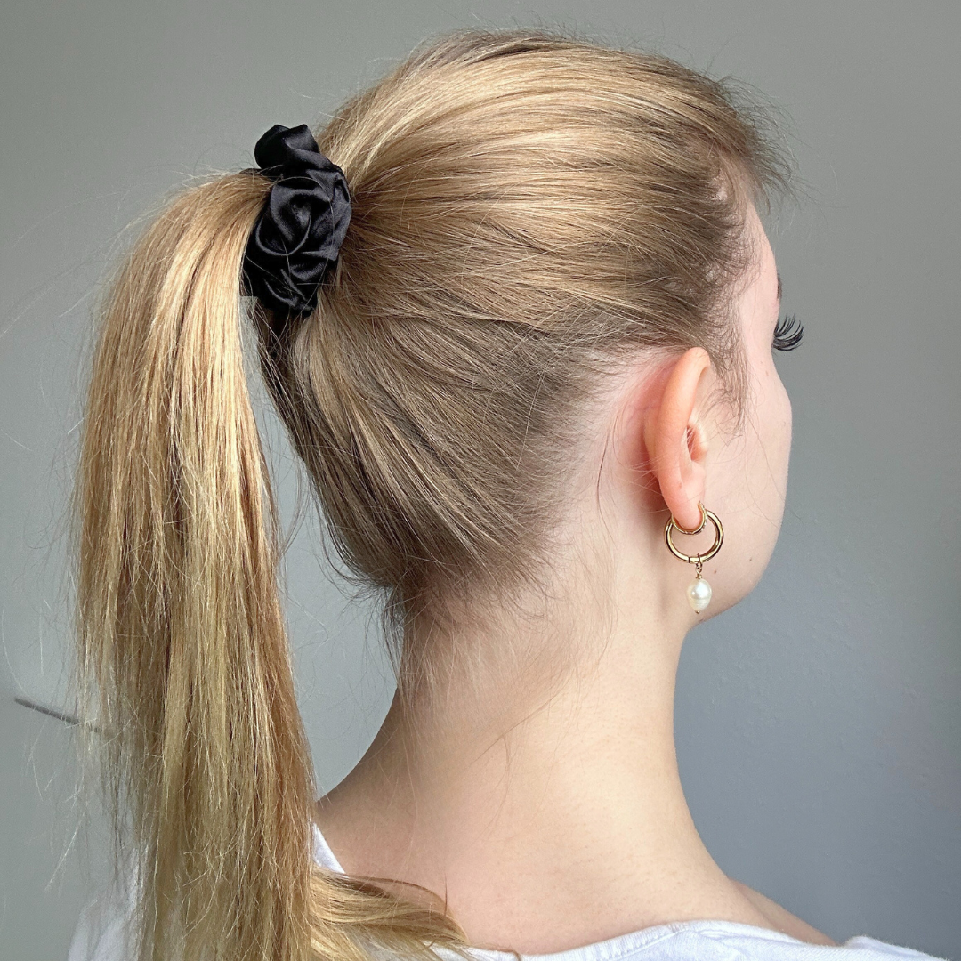 Mini Scrunchie Schwarz im Haar