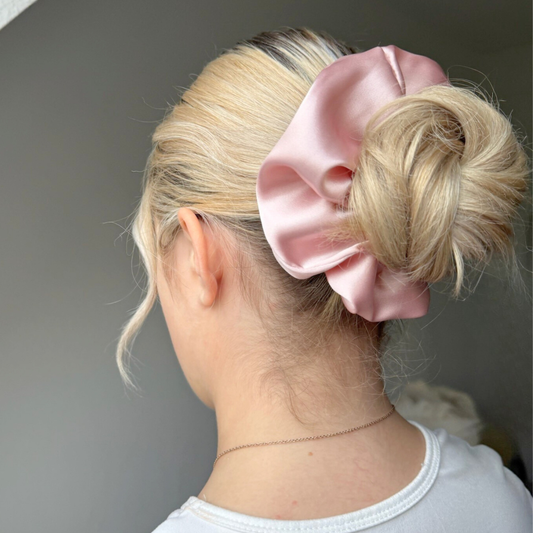 Scrunchie im Haar Pink