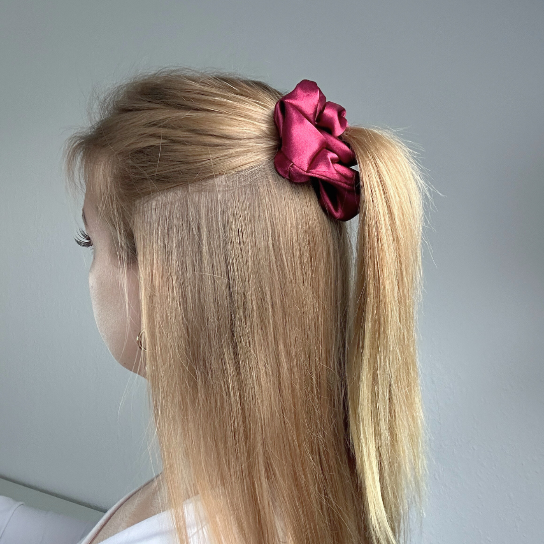 Bordeaux Scrunchie im Haar