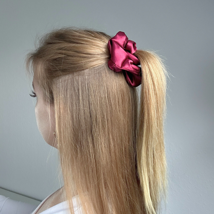 Bordeaux Scrunchie im Haar