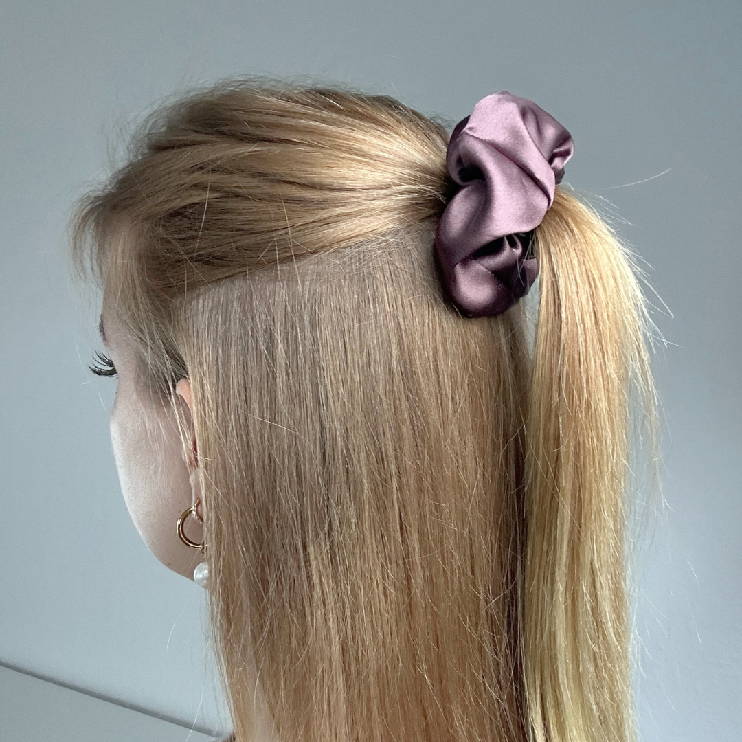 Brauner Scrunchie im Haar