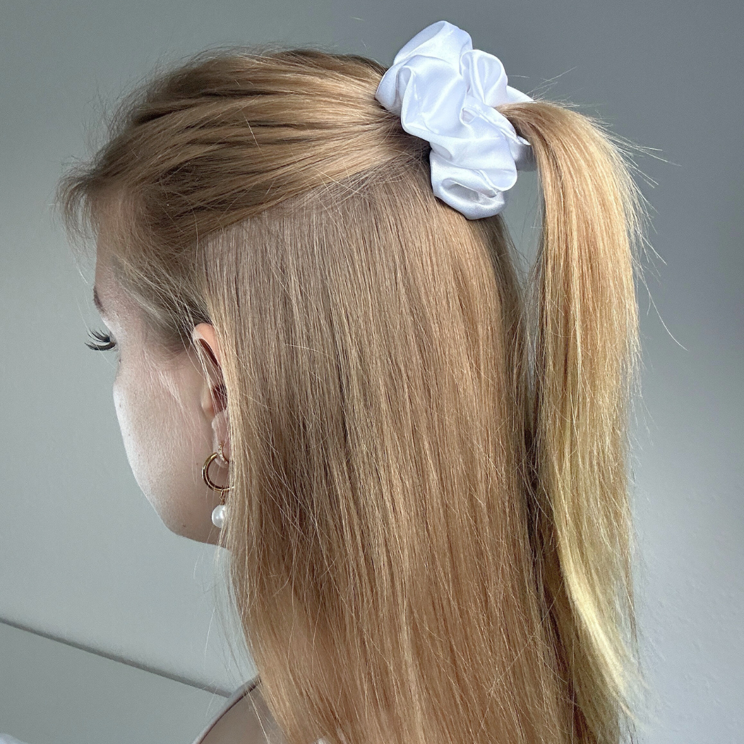 Scrunchie Weiß im Haar