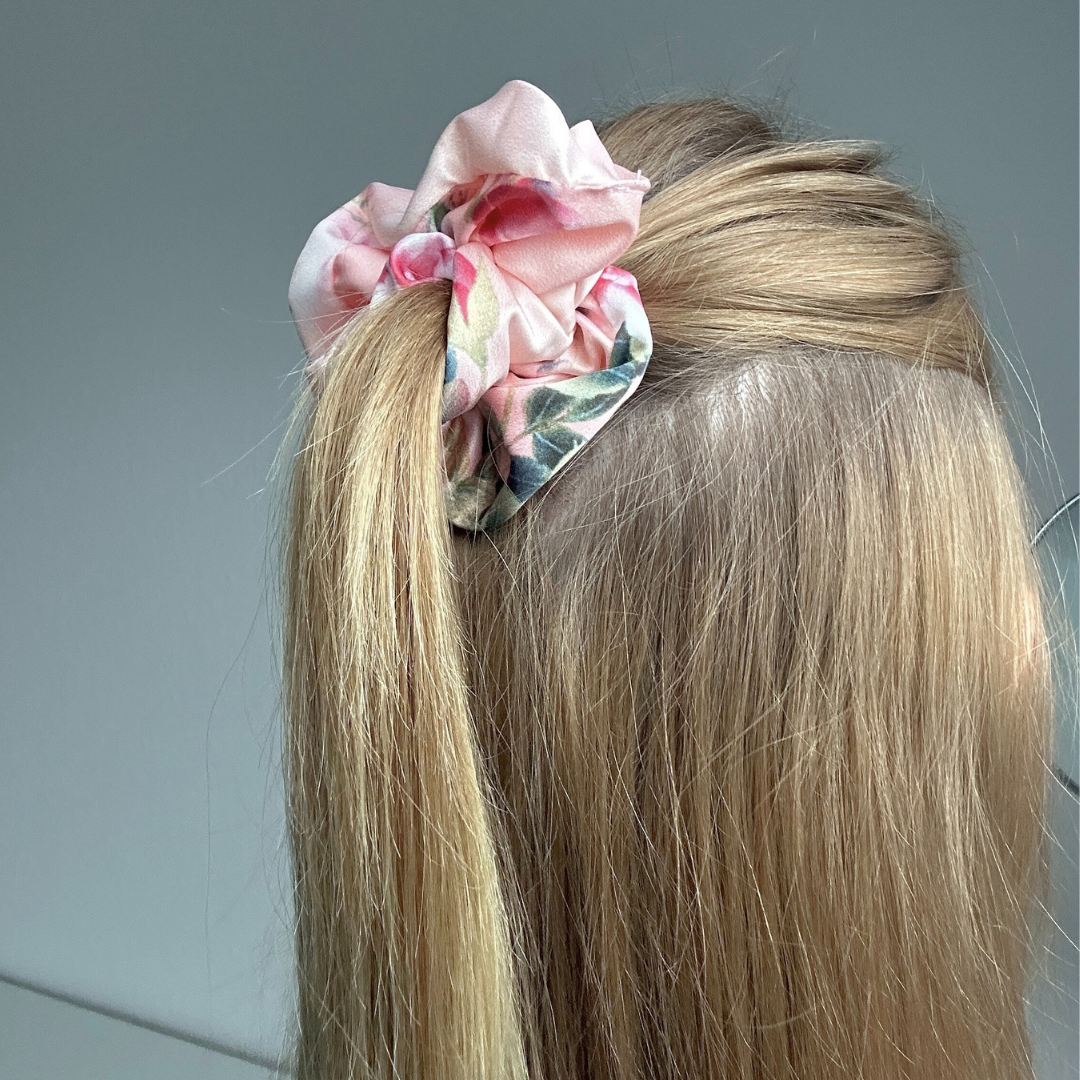Blumenscrunchie pink im Haar