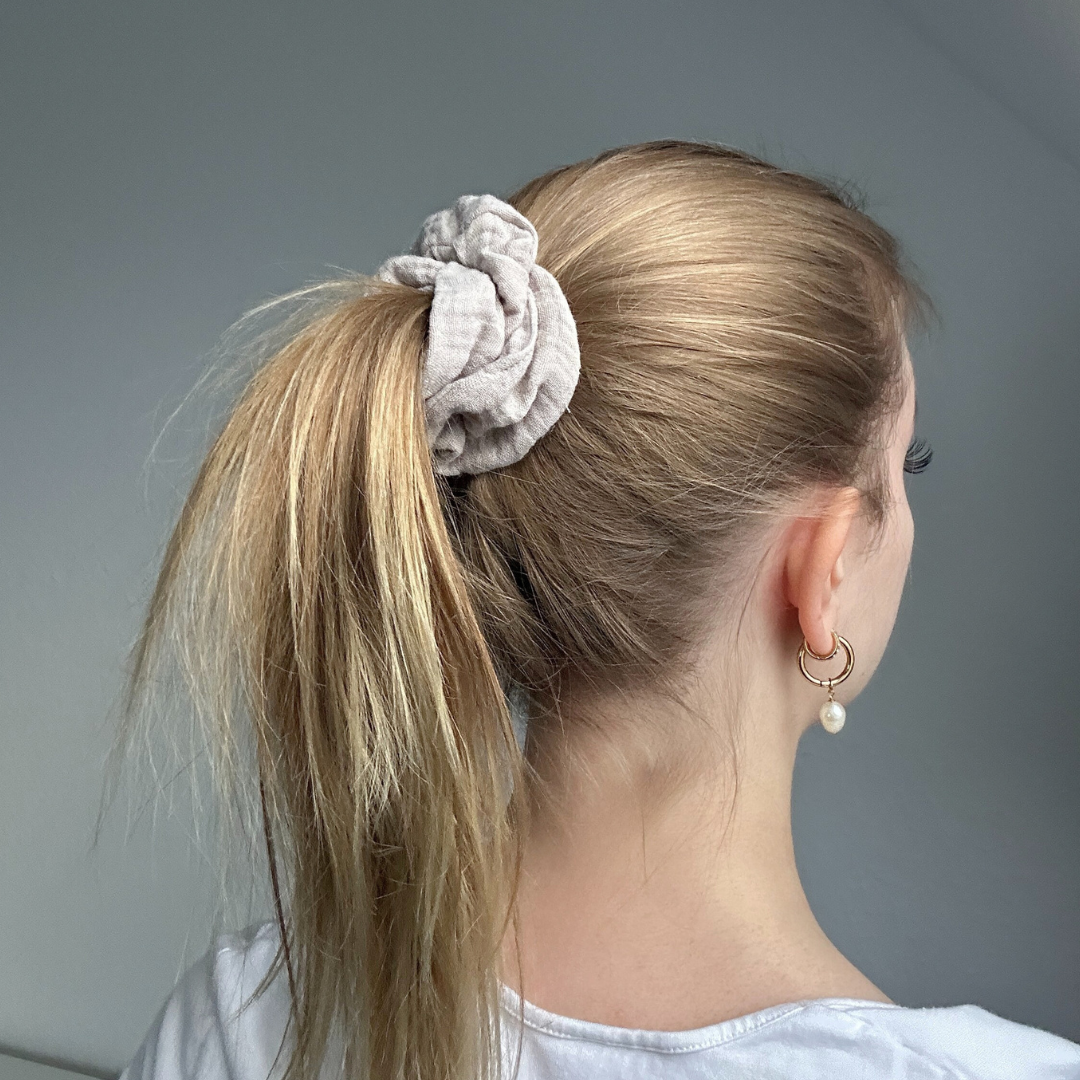 Getragener Musselin Scrunchie Beige Standard