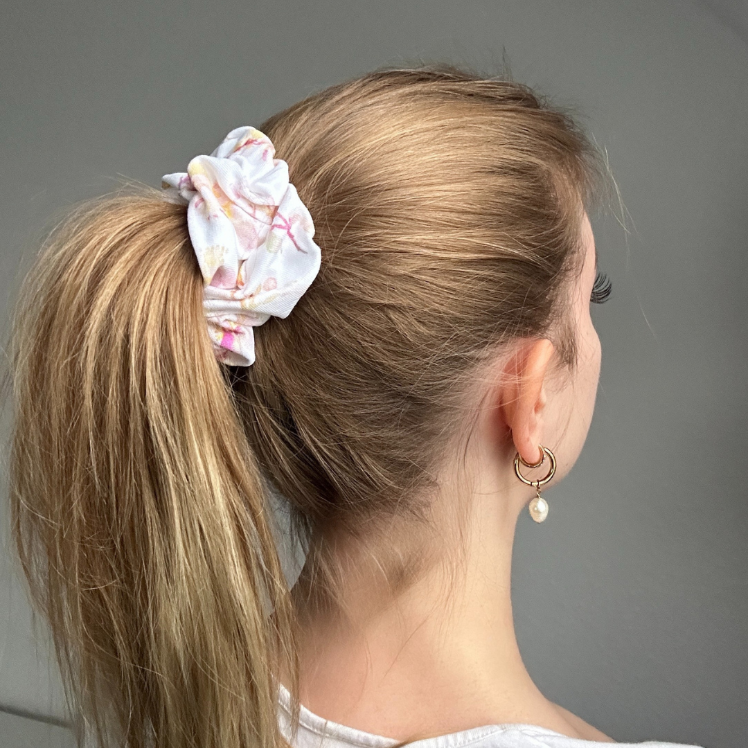 Scrunchie Blumenmuster im Haar