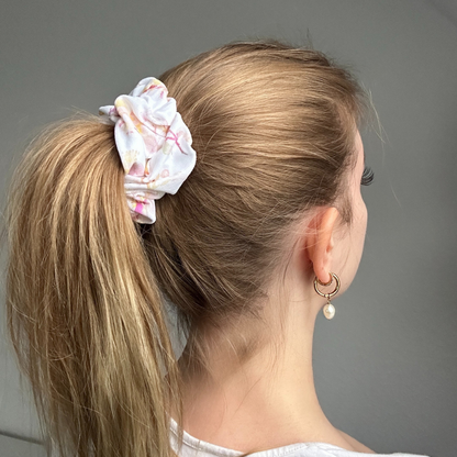 Scrunchie Blumenmuster im Haar