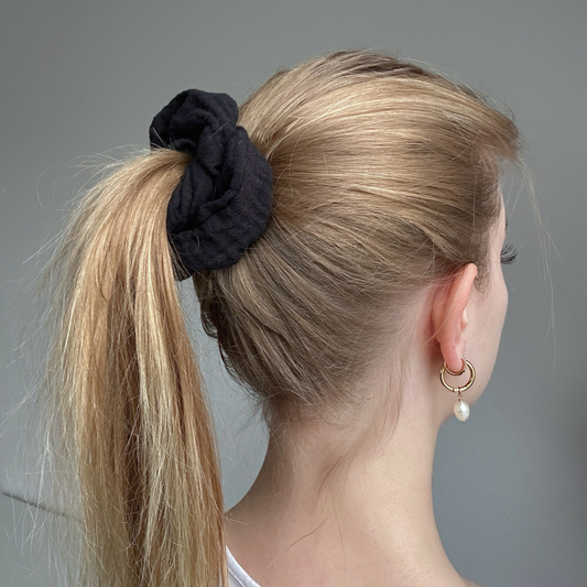 Getragener Schwarzer Musselin Scrunchie