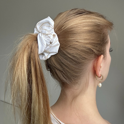 Standard Scrunchie im Haar Golden Veins