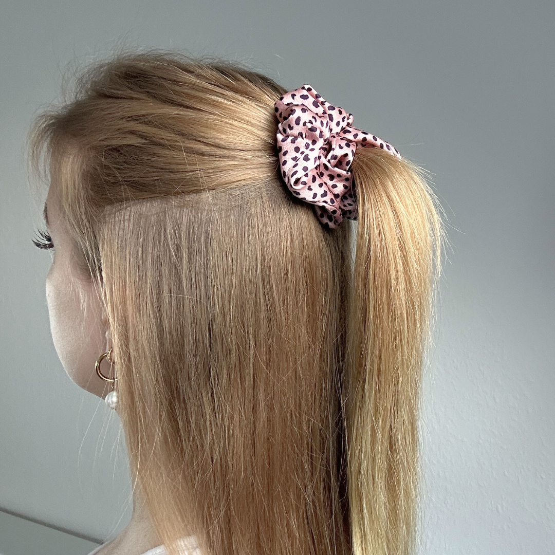Pink Leo Scrunchie im Haar