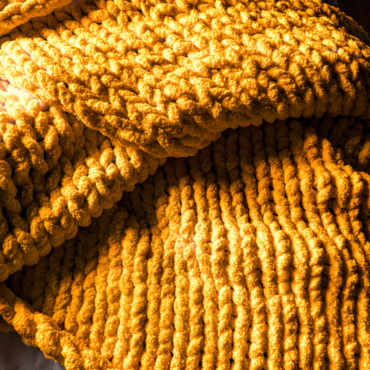 Grobstrickdecke aus Chenille Garn - Turmeric SIS.