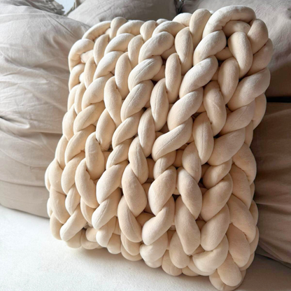 Grobstrickkissen aus Chunky Wolle - Beige SIS.