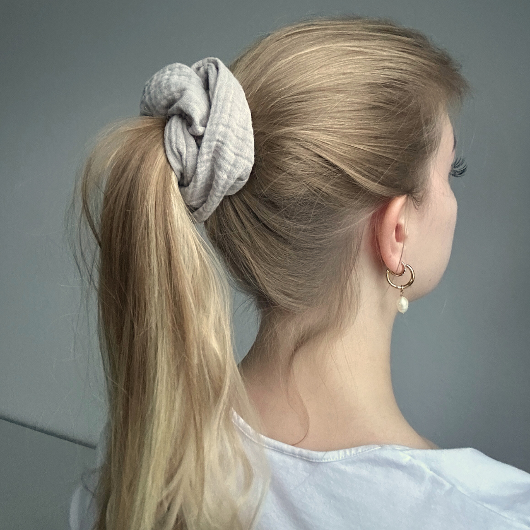 Getragener XXL Musselin Scrunchie Beige
