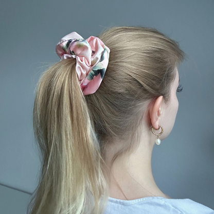 Getragener XXL Scrunchie Blumenmuster