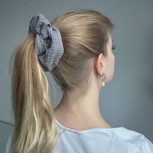 Scrunchie im Haar Musselin Grau
