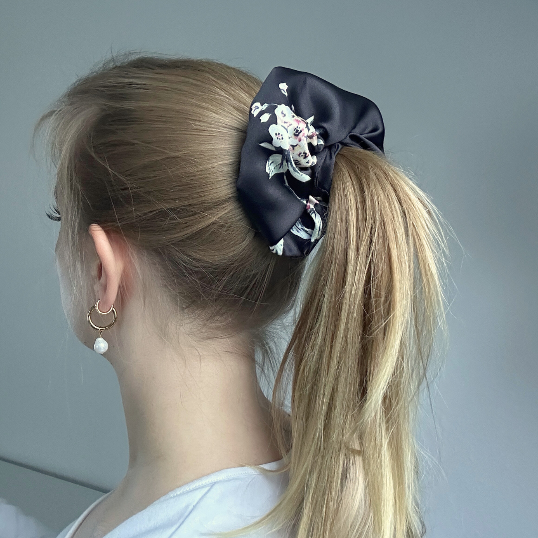 Getragener Scrunchie Black Blossom