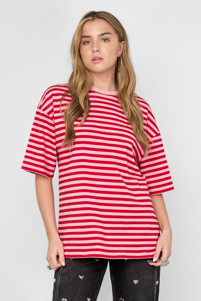 Das bunt gestreifte T-Shirt