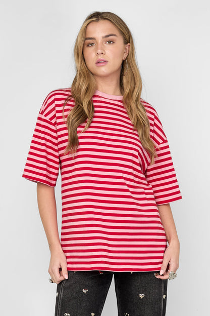 Das bunt gestreifte T-Shirt
