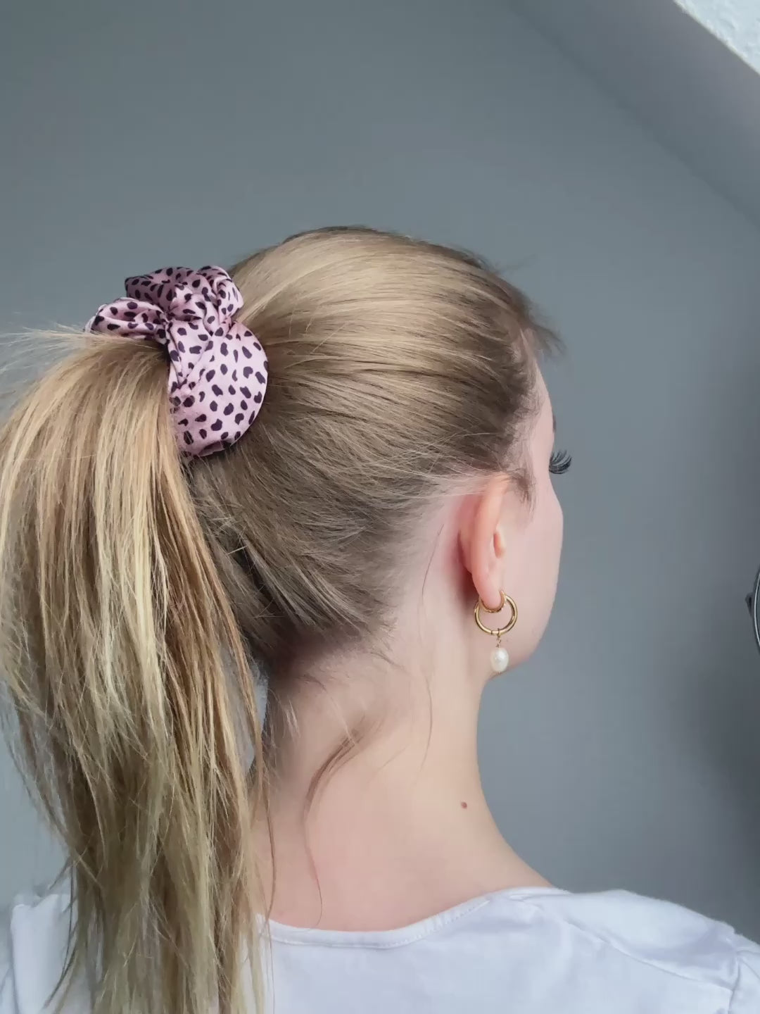 Scrunchie pink Leo Video