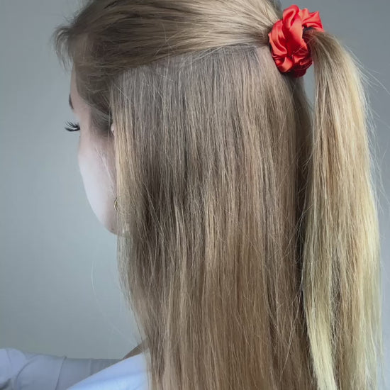 Video getragener Mini Scrunchie Orange